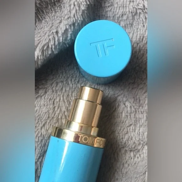 TOM FORD Light Blue and Gold Perfume Atomizer, with Elizabeth & James Perfume - Picture 4 of 5